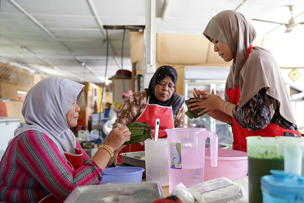 Making badak berendam is a labourious job.