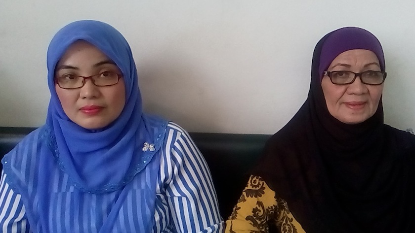 Aminulrasyid Amzah's sister Nor Azura Amzah and mother Norsiah Mohamad. March 9, 2015.u00c2u00a0u00e2u20acu201du00c2u00a0Picture by Ida Lim