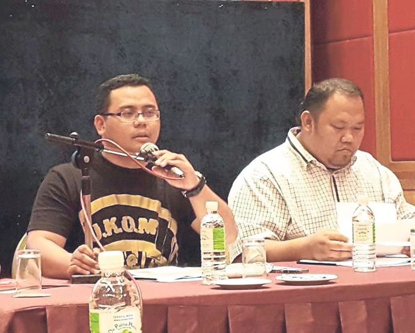 Amirudin (left) addressing sports officials during Fridayu00e2u20acu2122s meeting. u00e2u20acu201d Picture taken from Twitter