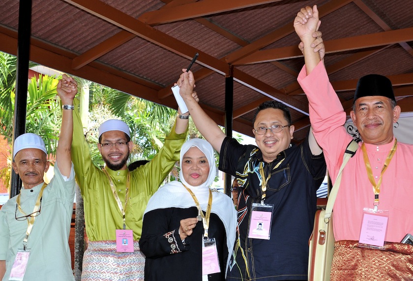 (From left) Aslah Mamat, Ahmad Fathan Mahmood @ Mahamad, Fadzillah Husin, Izat Bukhari Ismail and Sharif Mahmood at Pengkalan Chepa, March 10, 2015. u00e2u20acu201d Bernama picn