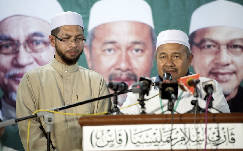 Tuan Ibrahim Tuan Man (right) with  Ahmad Fathan Mahmood in Kota Baru, March 8, 2015. u00e2u20acu201d Bernama pic