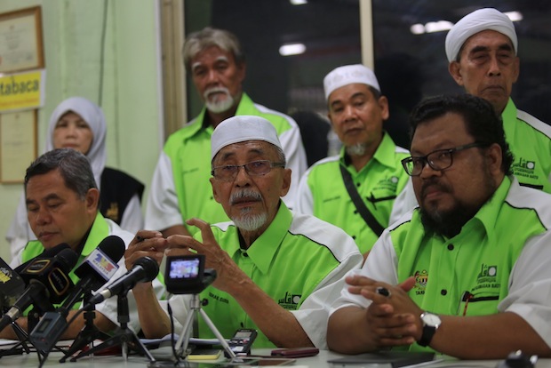 (From left) Datuk Shuhaimi AB Rahaman, Ishak Surin and Datuk Tarmizi Mohd Jam hold a press conference. n