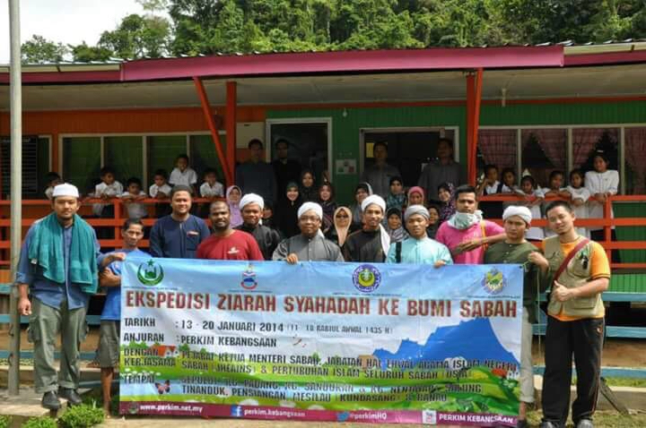 A photograph of a purported mass conversion in rural Sabah linked to the Sabah Islamic Affairs Department (JHEAINS) and the Chief Ministeru00e2u20acu2122s Department is making its rounds on the internet and angering many Sabahans. u00e2u20acu201d Picture by Julia Chan