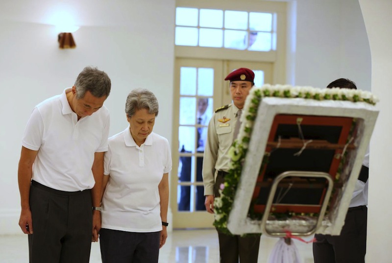 Singapore's Prime Minister Lee Hsien Loong and his wife Ho Ching pay their respects to his father, the first prime minister of Singapore Lee Kuan Yew, at the Istana before Lee Kuan Yew is conveyed to the Parliament House in Singapore March 25, 2015.u00c2u00a0u00e2u20acu201du00c2