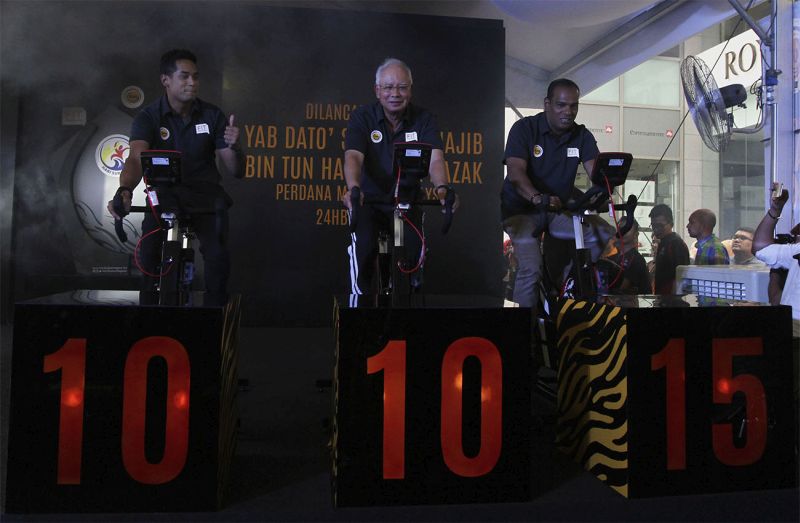 Prime Minister Datuk Seri Najib Razak (centre), Youth and Sports Minister Khairy Jamaluddin (left) and Deputy Youth and Sports Datuk M. Saravanan at the National Sports Day launch at Pavilion Kuala Lumpur, March 24, 2015. u00e2u20acu201d Picture by Yusof Mat Isa  