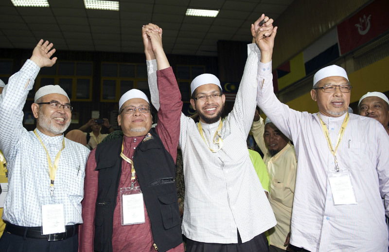 PAS candidate Mahmood Ahmad Fathan (second right) was declared the winner in the Chempaka by-election after the official results were announced March 22, 2015, at Dewan Bitara MRSM Pengkalan Chepa in Kota Baru, Kelantan. u00e2u20acu201d Bernama pic