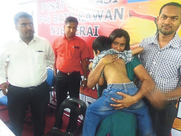 Jellinah and her husband Dinesh Raja showing the bruises on their sonu00e2u20acu2122s back. Looking on are MPSP councillors M. Satish (left) and David Marshal.