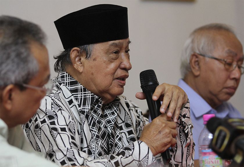 Pemikir President, Tan Sri Abdul Aziz Yassin speaks during the Umno Political Solidarity Forum at the Hadramawt Palace in Kuala Lumpur, March 8, 2015. u00e2u20acu2022 Picture by Yusof Mat Isa 