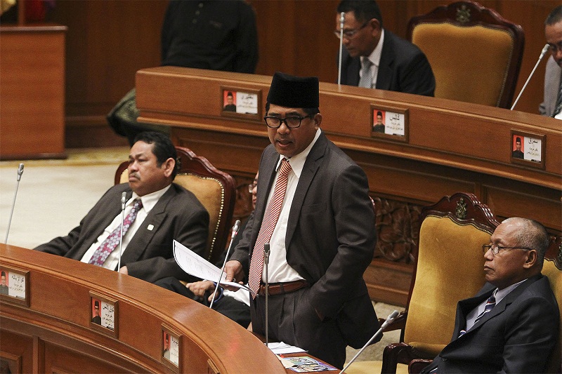 Kok Lanas assemblyman, Datuk Md Alwi Che Ahmad, speaks during the Kelantan State Assembly at Kompleks Darul Naim in Kota Baru March 18, 2015. u00e2u20acu201d Picture by Yusof Mat Isa n