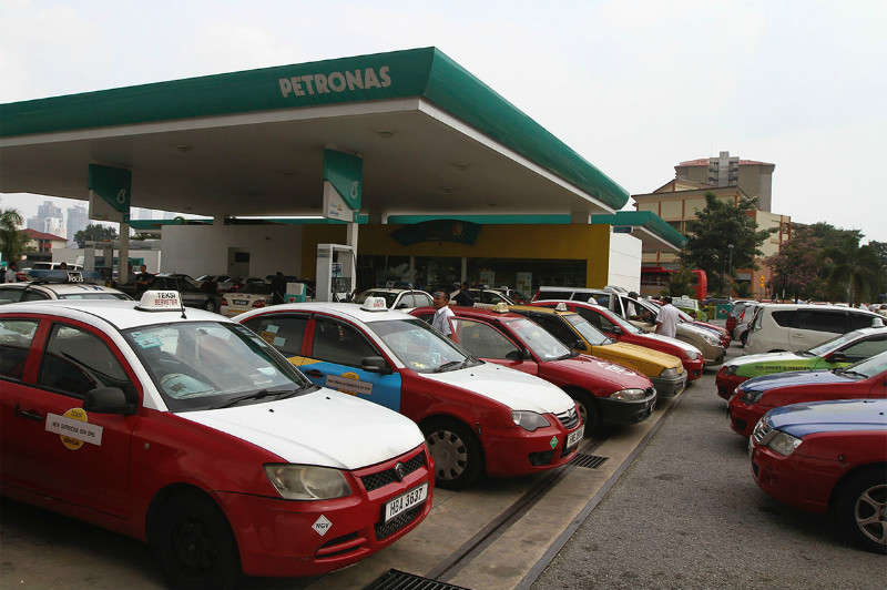 Taxi drivers gathered at a gas filling station in Cheras, Kuala Lumpur on March 22, 2015 to express support for SPADu00e2u20acu2122s announcement of the approved increase in public transportation fares. u00e2u20acu201d Picture by Yusof Mat Isa