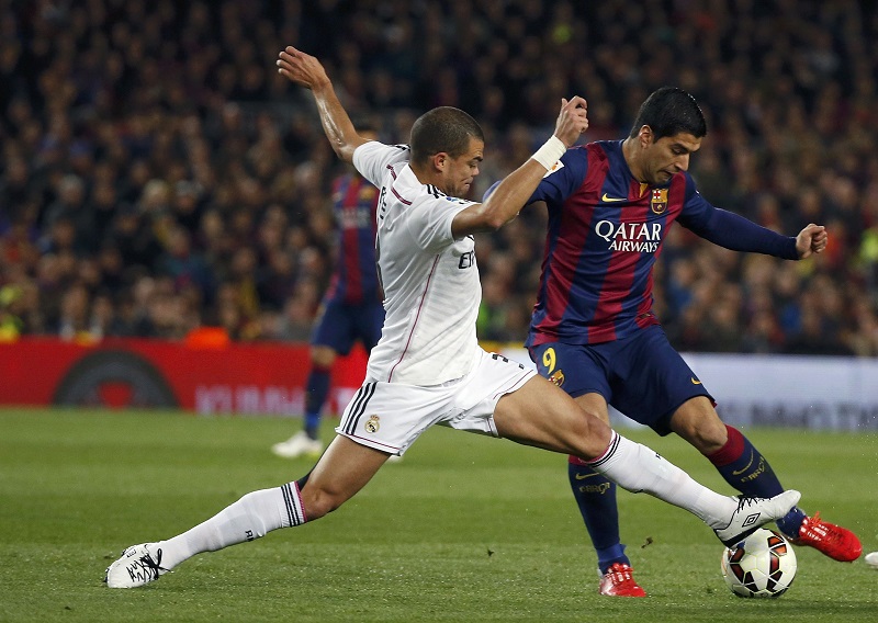 Barcelonau00e2u20acu2122s Luis Suarez (right) challenges Real Madridu00e2u20acu2122s Pepe during their Spanish first division u00e2u20acu02dcClasicou00e2u20acu2122 match at Camp Nou stadium in Barcelona, March 23, 2015. u00e2u20acu201d Reuters pic