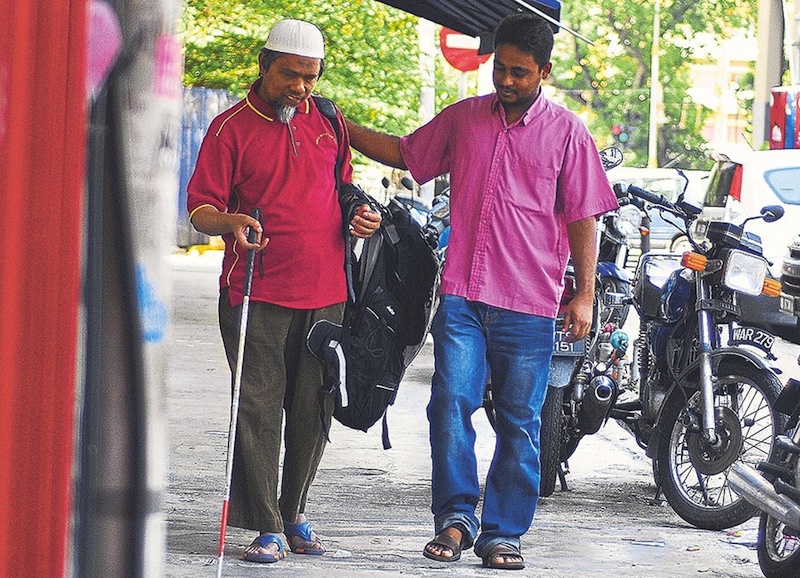 Jowal gives Mohd Saad Karim a helping hand. u00e2u20acu201d Pictures by Zulyana Rahmann
