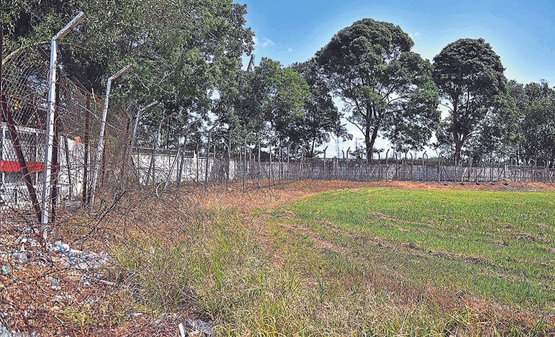 The poor condition of the fence at the Malaysian side of the border in Bukit Kayu Hitam makes it easy for drug smugglers to enter. u00e2u20acu201d Picture by Sayuti Zainudin