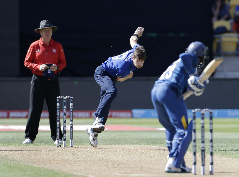 England's Chris Woakes (centre) bowls to Sri Lanka's Tillakaratne Dilshan during their Cricket World Cup match in Wellington, March 1, 2015. u00e2u20acu201d Reuters pic