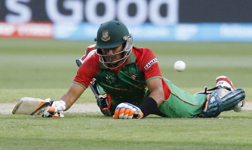 Bangladesh batsman Anamul Haque dives to avoid run-out attempt Cricket World Cup match against Sri Lanka MCG in Melbourne, February 26, 2015. REUTERS/Brandon Malone