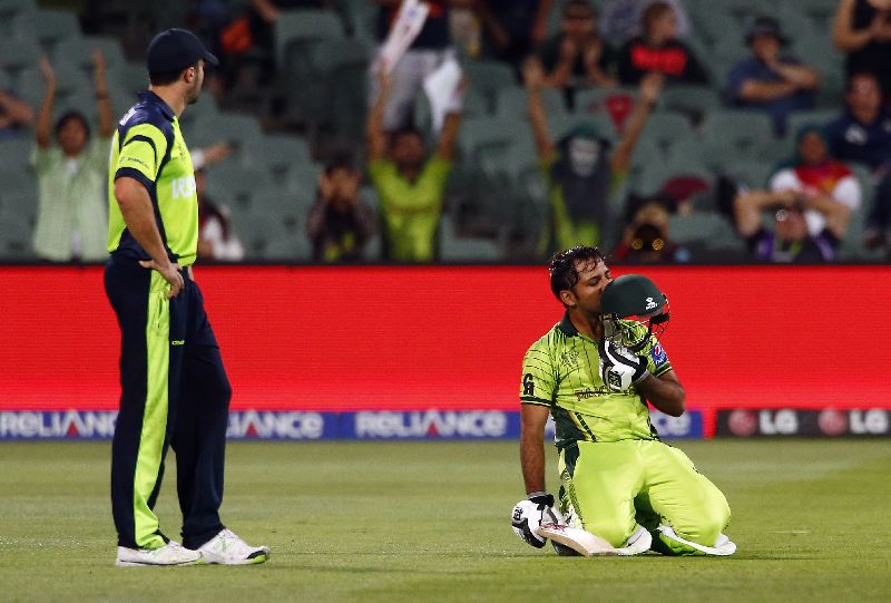 Irelandu00e2u20acu2122s Stuart Thompson (L) watches despondent as Pakistanu00e2u20acu2122s Sarfraz Ahmed celebrates reaching his century during their Cricket World Cup match at the Adelaide Oval March 15, 2015. REUTERS/David Gray