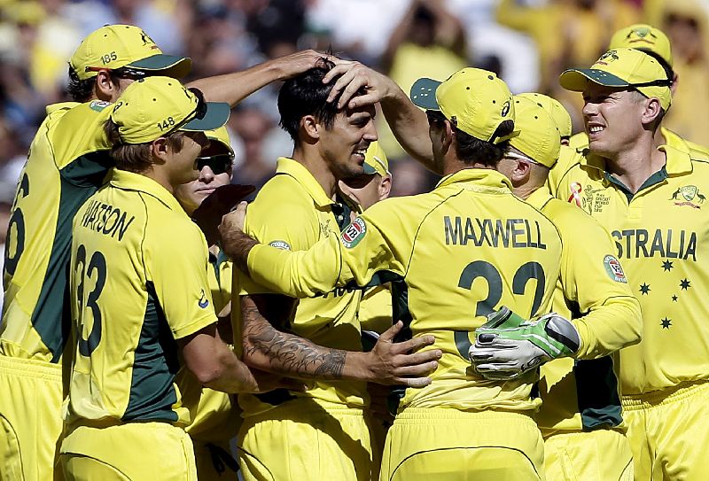 Australiau00e2u20acu2122s Mitchell Johnson (C) celebrates with teammates after catching out New Zealandu00e2u20acu2122s Kane Williamson for 12 runs in their Cricket World Cup final match at the Melbourne Cricket Ground March 29, 2015. REUTERS/Hamish Blair