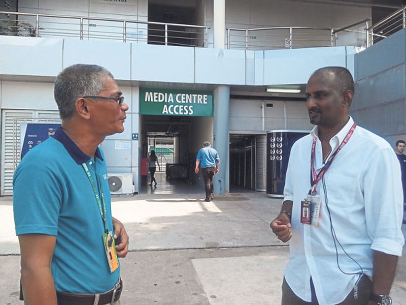 SIC senior facilities manager V. Elenggo (right) talking to Suria Mentari cleaning services operations manager Ismi Ismail. u00e2u20acu2022 Picture by Audrey Edwards