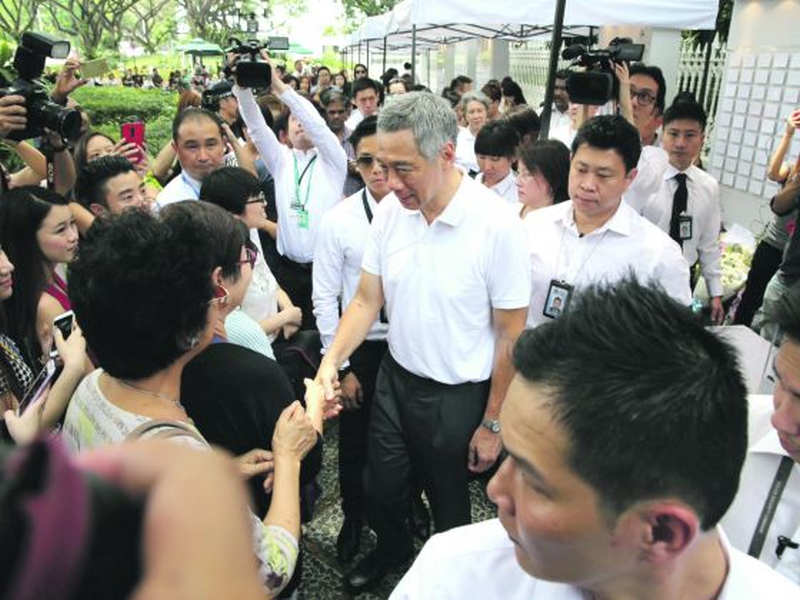 Singapore PM Lee Hsien Loong meeting members of the public paying their respects to his late father Lee Kuan Yew at the tribute area at Istana on March 24, 2015.  u00e2u20acu201d TODAY pic