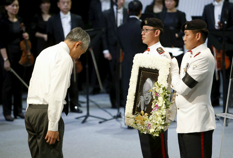 Singaporeu00e2u20acu2122s Prime Minister Lee Hsien Loong bows his head in front of a picture of his father and Singaporeu00e2u20acu2122s former leader Lee Kuan Yew during the latteru00e2u20acu2122s funeral at NUS University Cultural Centre March 29, 2015. u00e2u20acu201d Reuters pic