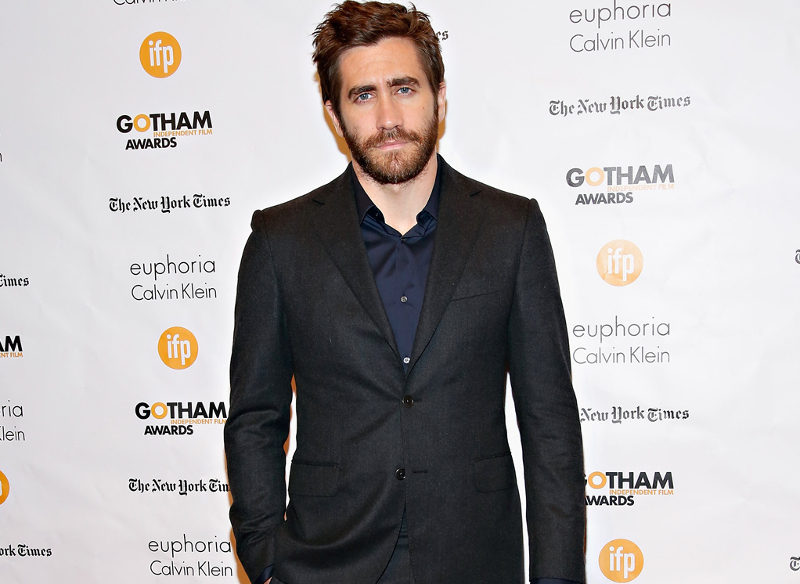 Actor Jake Gyllenhaal is reportedly desperate to get back together with 'Fifty Shades' actress and former flame Dakota Johnson. u00e2u20acu201d Cover Media pic