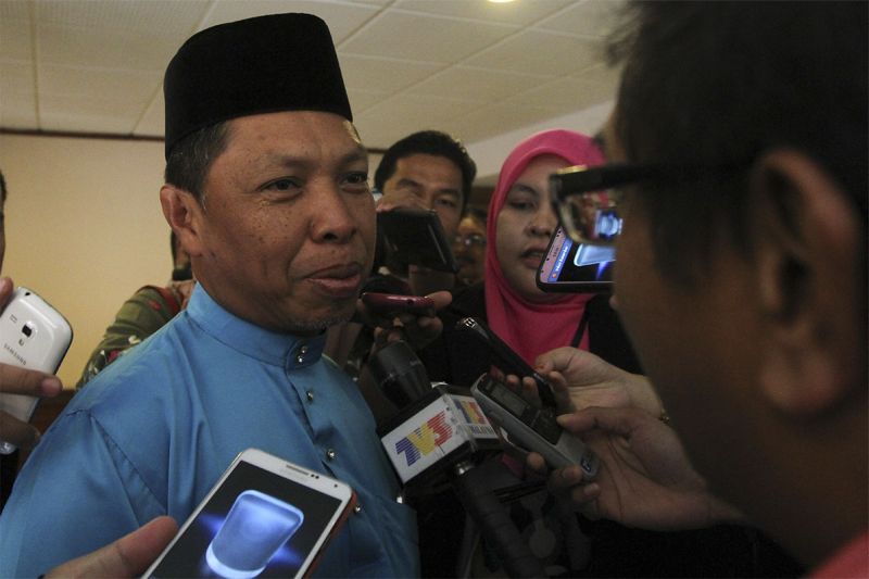 PKRu00e2u20acu2122s Guchil assemblyman, Ruslan Puteh speaks to members of the media at the Kompleks Darul Naim in Kelantan. u00e2u20acu2022 Picture by Yusof Mat Isa