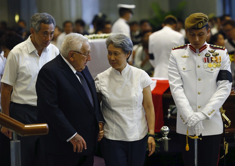 Former US Secretary of State Henry Kissinger is comforted by Singapore's Prime Minister Lee Hsien Loong and his wife Ho Ching after paying his respects to the late first prime minister Lee Kuan Yew at the Parliament House in Singapore March 28, 2015. u00e2u20acu201d 