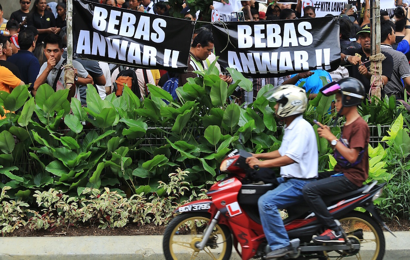 Despite the high turnout on March 7, subsequent #KitaLawan rallies calling for Anwar’s release have been attended by a dwindling number of supporters. — Picture by Saw Siow Feng