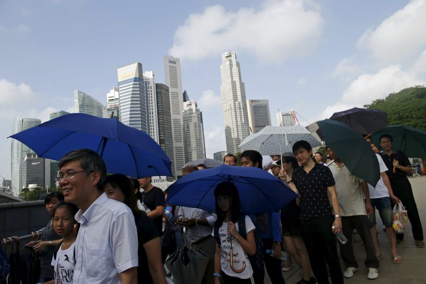 People queue up to pay their respects to the late first prime minister Lee Kuan Yew at the Padang grounds outside the Parliament House in Singapore yesterday. u00e2u20acu201d Reuters picnn