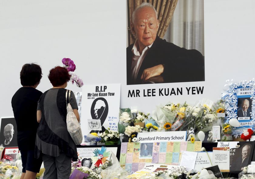 People pay their respects to the late first prime minister Lee Kuan Yew at a community tribute site in Singapore March 28, 2015. u00e2u20acu201d Reuters pic