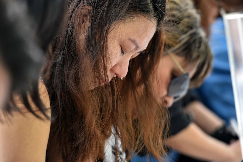 A woman cries as she writes a tribute with others to the late former prime minister Lee Kuan Yew at the entrance of Istana presidential palace in Singapore on March 23, 2015.u00c2u00a0u00e2u20acu201d AFP picn