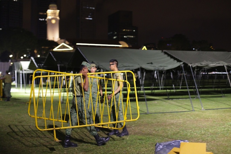 Soldiers seen keeping the barricades at the Padang, as a huge operation begins to dismantle the tents and barricades that have been essential in managing the massive crowds over the past few days.u00c2u00a0u00e2u20acu201d TODAY pic