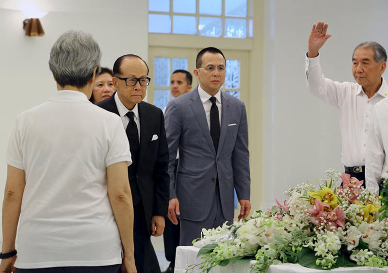 Hong Kong billionaire Li Ka Shing (second left) pays his respects to the late Lee Kuan Yew next to the wife of Singapore Prime Minister Lee Hsien Loong, Ho Ching (front left) at the Istana in Singapore March 23, 2015. u00e2u20acu201d Reuters pic