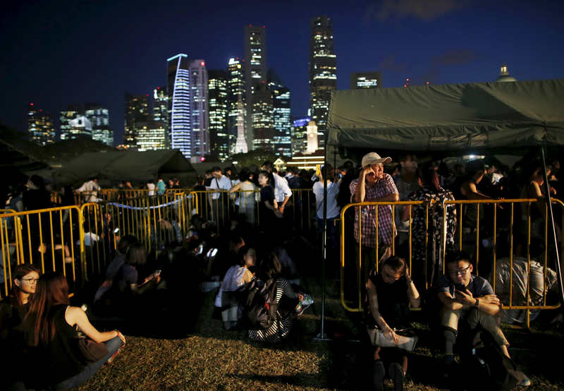 People queue up to pay their respects to the late Lee Kuan Yew at the Padang grounds outside the Parliament House in Singapore March 27, 2015. u00e2u20acu201d Reuters pic
