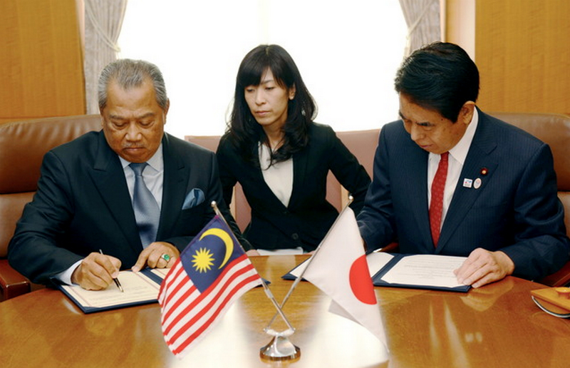 Deputy Prime Minister Tan Sri Muhyiddin Yassin (left) and Japanu00e2u20acu2122s Minister of Education, Culture, Sports, Science and Technology, Hakubun Shimomura signing a MoU on education in Tokyo, March 16, 2015. u00e2u20acu201d Bernama pic