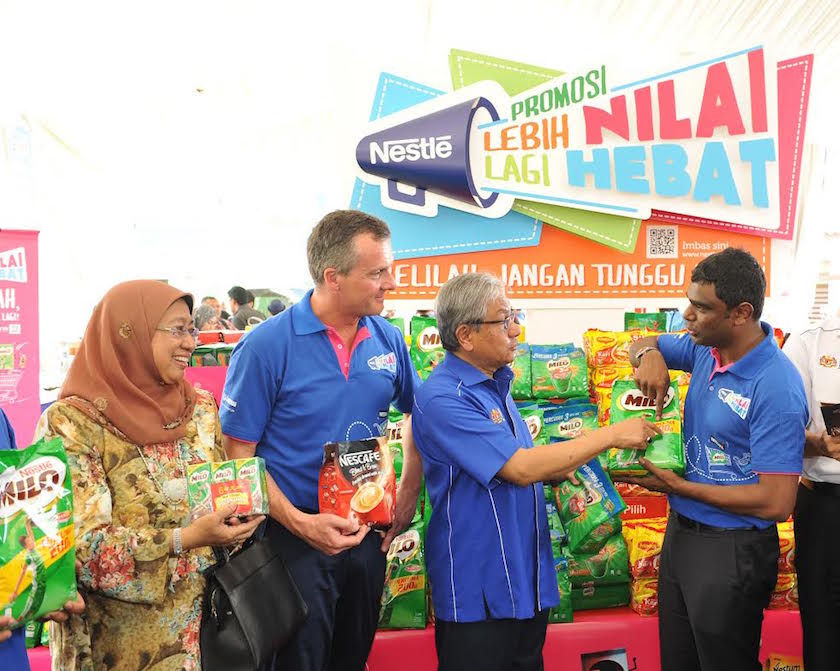 Alois Hofbauer, managing director of Nestlu00c3u00a9 (Malaysia) Berhad (second from left) with Datuk Sri Hasan bin Malek, Minister of Domestic Trade, Co-operatives and Consumerism at the launch.