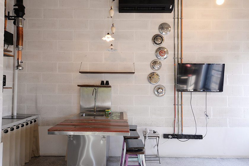 Room 1 O'Clock has a small kitchenette and sitting area so they can heat up and even cook simple food in the small serviced apartment.