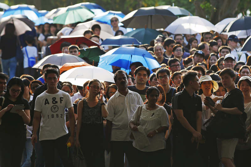 People queue up to pay their respects to the late Lee Kuan Yew at the Padang grounds outside the Parliament House in Singapore March 28, 2015. u00e2u20acu201d Reuters pic
