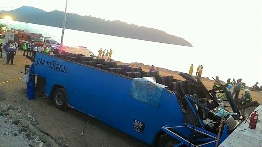 The bus that crashed into a column, causing its roof to be torn off.