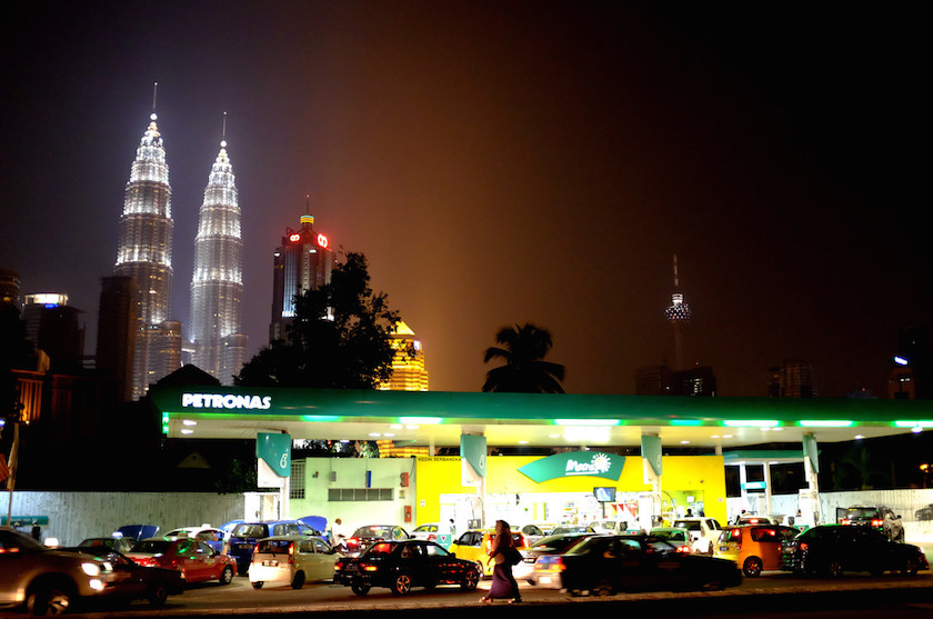 Cars throng a petrol station in Kuala Lumpur February 28, 2015 after the Domestic Trade, Cooperatives and Consumerism Ministry confirmed retail prices for diesel and RON95 and RON97 petrol will be increased by 25 sen from midnight. u00e2u20acu201d Bernama pic