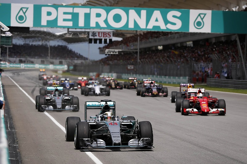 Mercedesu00e2u20acu2122 Lewis Hamilton (front) in first place at the start of the Malaysian Grand Prix 2015  at the Sepang International Circuit in Kuala Lumpur, March 29, 2015. u00e2u20acu201d Reuters pic