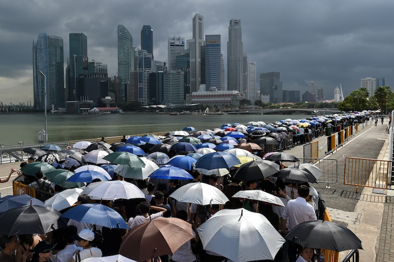 Mourners queue to pay their respects to Singapore's late former prime minister Lee Kuan Yew where he lies in state at Parliament House in Singapore on March 28, 2015. u00e2u20acu201d AFP pic
