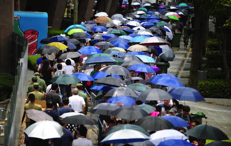 Members of the public queue up to pay their respect to Singapore's late former prime minister Lee Kuan Yew in Singapore on March 28, 2015. u00e2u20acu201d AFP pic