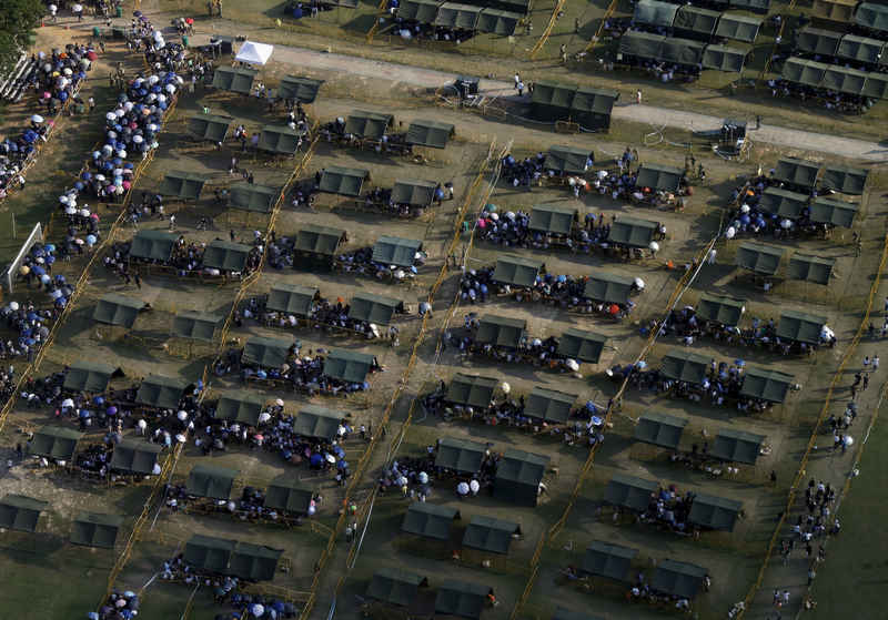 People queue up to pay their respects to the late first prime minister Lee Kuan Yew at the Padang grounds outside the Parliament House in Singapore March 27, 2015. u00e2u20acu201d Reuters picn