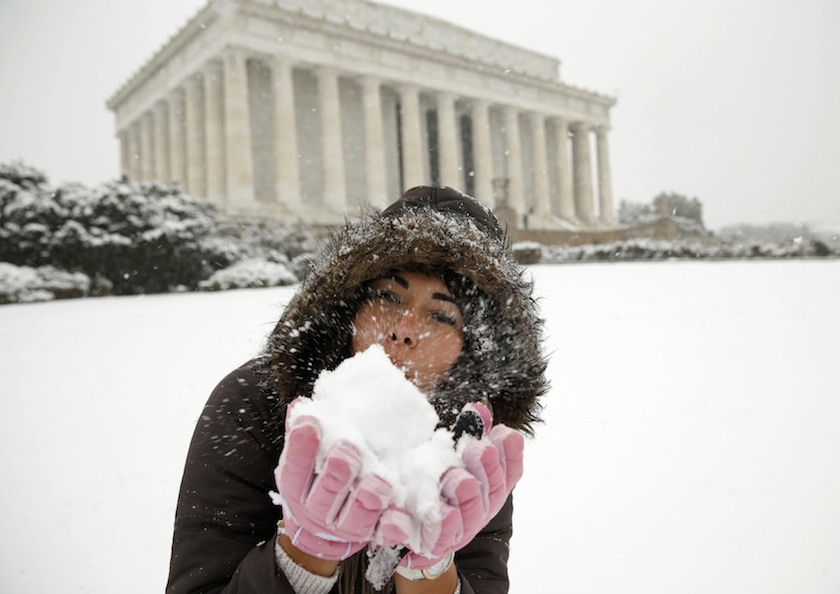 Migdalia Gonzalez, on vacation from Panama, plays with freshly fallen snow in front of the Lincoln Memorial in Washington March 5, 2015. u00e2u20acu201du00c2u00a0Reuters pic
