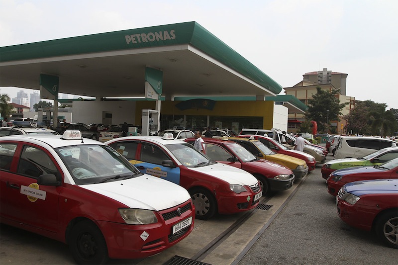 Taxi drivers gathering at a Petronas station to express support to the SPAD regarding increasing hike in public transportation fares that was announced in Kuala Lumpur, March 22, 2015. u00e2u20acu201d Picture by Yusof Mat Isa 