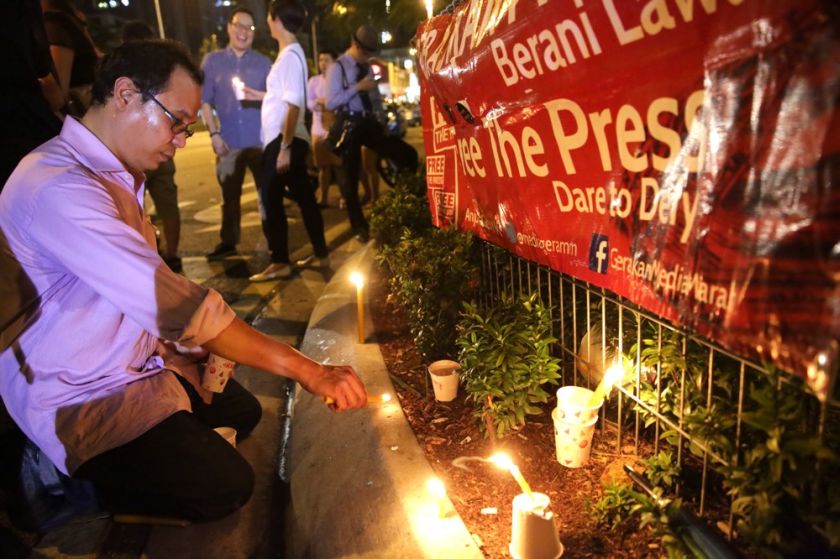 Members of the public hold a candlelight vigil outside the Dang Wangi police station in Kuala Lumpur March 31, 2015 u00e2u20acu201d Picture by Choo Choy May. 