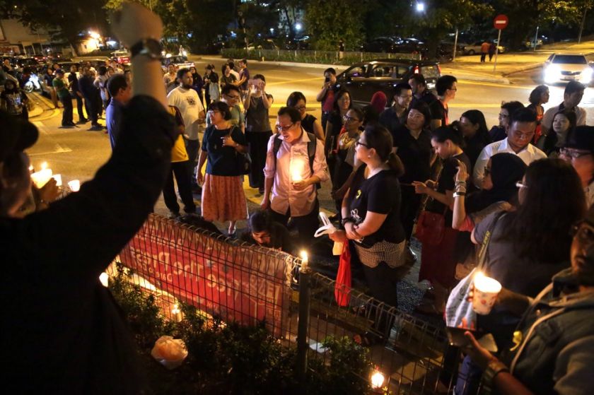 Members of the public hold a candlelight vigil outside the Dang Wangi police station in Kuala Lumpur March 31, 2015 u00e2u20acu201d Picture by Choo Choy May. 