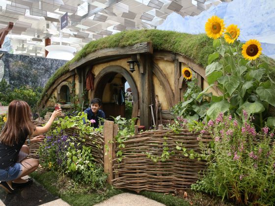 The hobbit hole is also a gateway to a static exhibition featuring the best of New Zealand’s tourism offerings.
