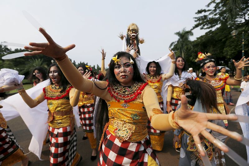 Balinese Hindu dancers perform during a ritual before Nyepi day in Jakarta March 20, 2015. REUTERS/Beawiharta